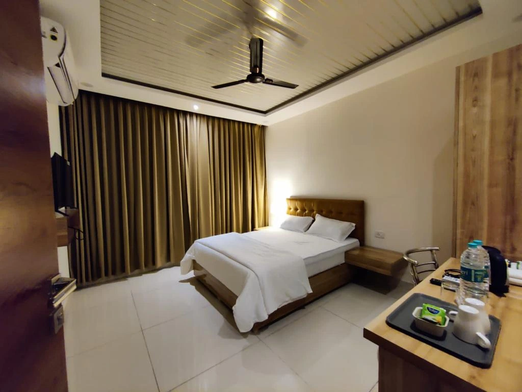 Deluxe Room at Hotel Hibiscus Tree with modern interiors